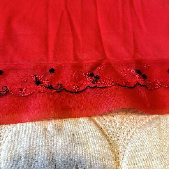 Vtg 50s/60s Lorraine red nylon half slip with black & red embroidered hem - Picture 2 of 6